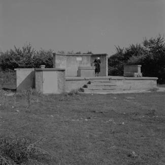 Higijenski zavod; žena u crnom