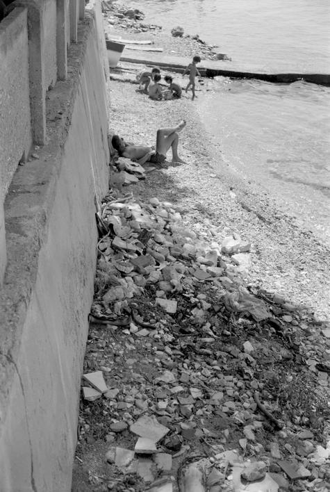 Zagađena obala uz plažu JNA 12