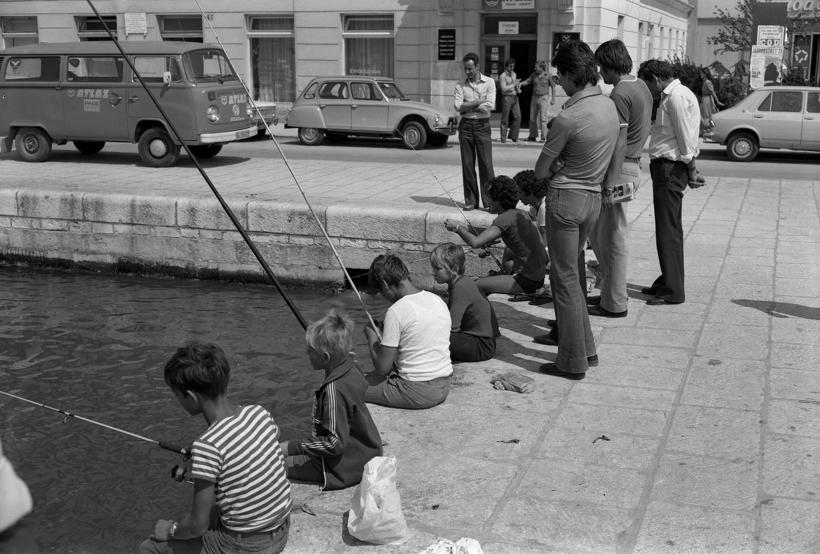 Ribiči ispred ispusta fekalnih voda kod M. Oreškovića - kod mosta