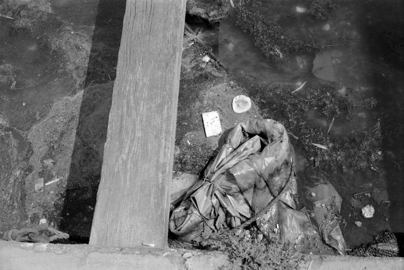 Detalj zagađivanja mora u luci ispred Crvene kuće - pored veza