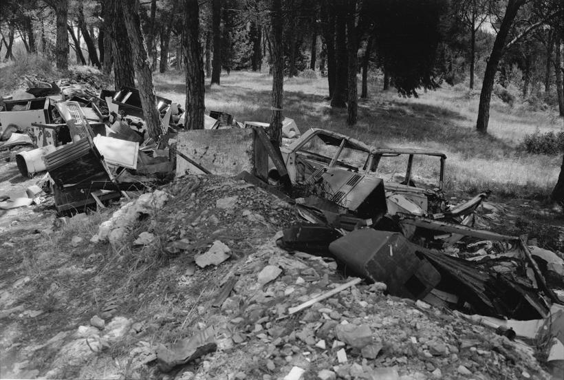 Smeće na hrpama; raskrižje Nin-Borik-Bokanjac. Odbačen automobil. Sakupljeno na hrpe