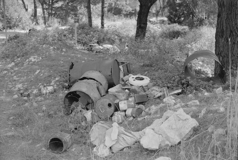 Smeće u hrpama - raskrižje Nin-Borik-Bokanjac; bačve na okupu