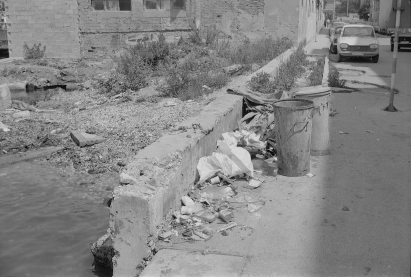 Otpaci u kantama, Koruška ulica