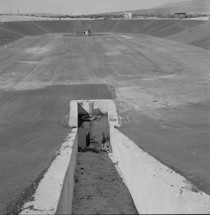 Dnevni bazen - u 1. planu dovodni kanal