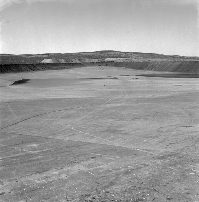 Velik ataložnica gledano iz sj. - ist. ugla; U centru čovjek zbog odnosa. Površinski kop - pozadina