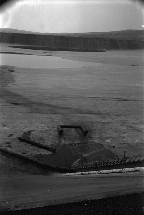 Kao 184 br. Na podu šuplja cijev koja će biti lancem pričvršćena uz ogradu i spriječavati oticanje otpadaka sa površine