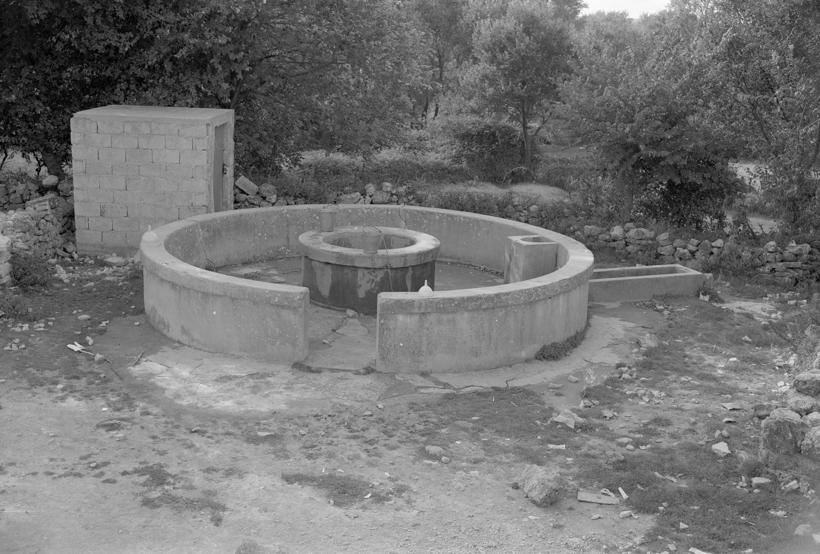 Janjevac; pored bunara hidrofor za školu