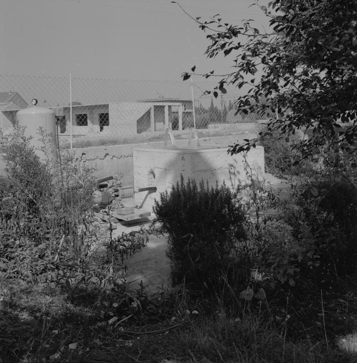 Higijenski zavod; žena u crnom