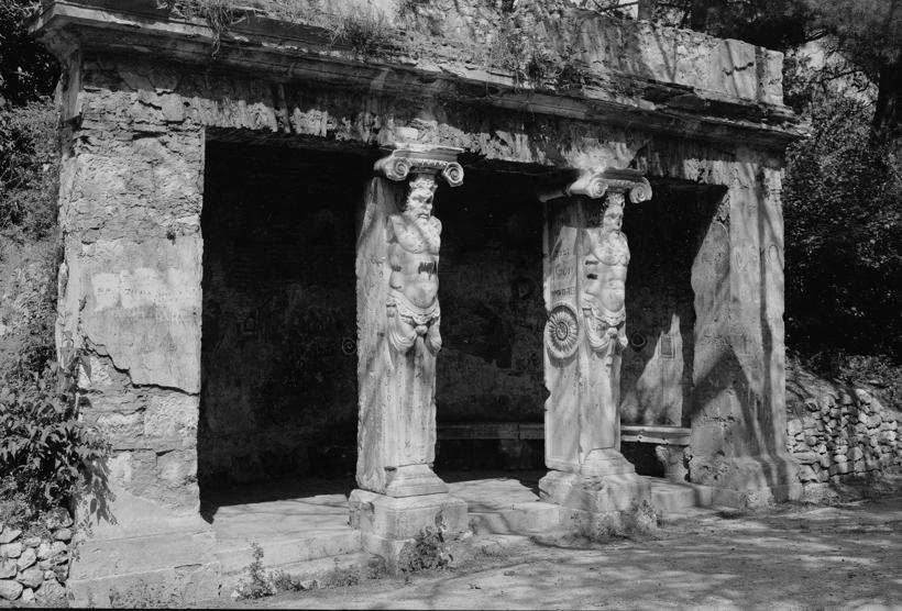 Dječji park; išarane rimske skulpture